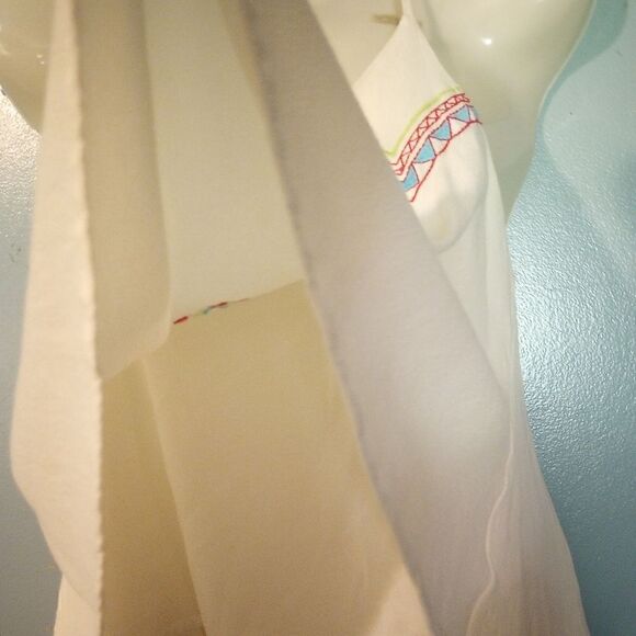 - May & July embroidered boho crop top with adjustable shoulder straps - Picture 6 of 9